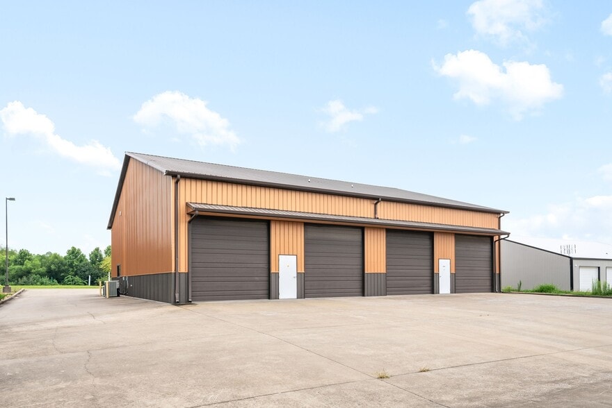 More Photos Of 219 Industrial Dr, Clarksville Warehouse For Lease
