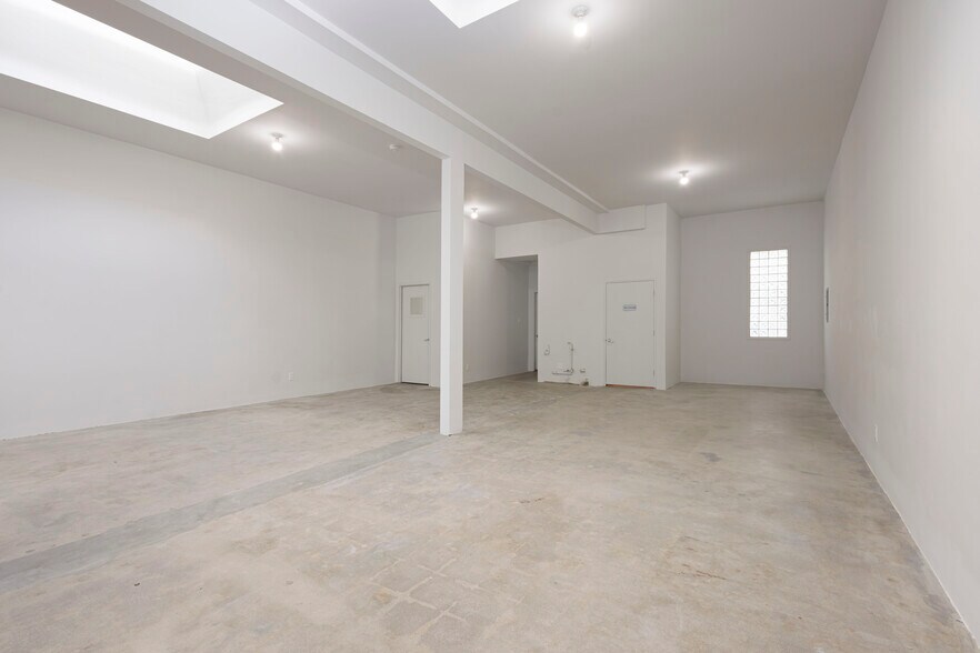 More Photos Of 1157 S Robertson Blvd, Los Angeles General Retail For Lease