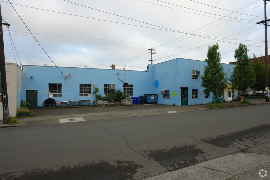 More Photos Of 734-736 SE Ankeny St, Portland Showroom For Sale