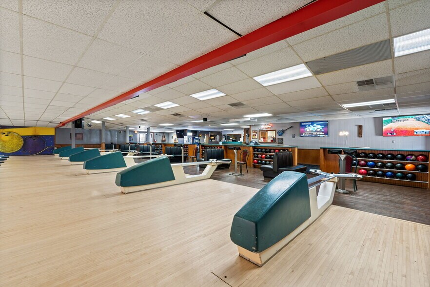 More Photos Of 1616 N Section St, Sullivan Sports And Entertainment For Sale