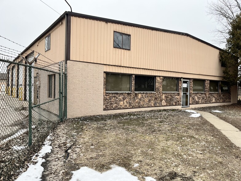 More Photos Of 401 Kent Ct, Midland Flex For Sale