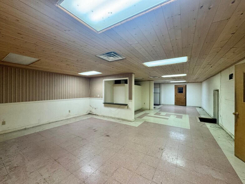 More Photos Of 868 State Route 3 and 12, Hinton Flex For Sale