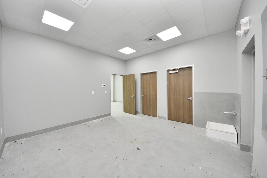 More Photos Of 18220 N Eldridge Pky, Tomball Convenience Store For Lease