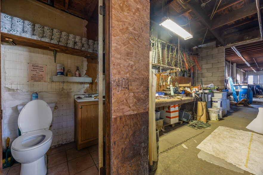 More Photos Of 2455 E 52nd St, Los Angeles Warehouse For Sale