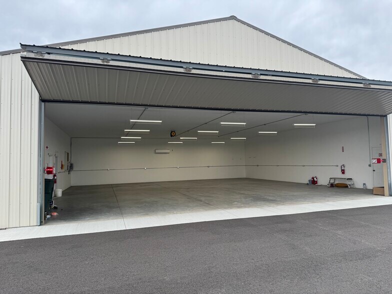 Primary Photo Of 5291 NW A Ave, Pendleton Airplane Hangar For Lease