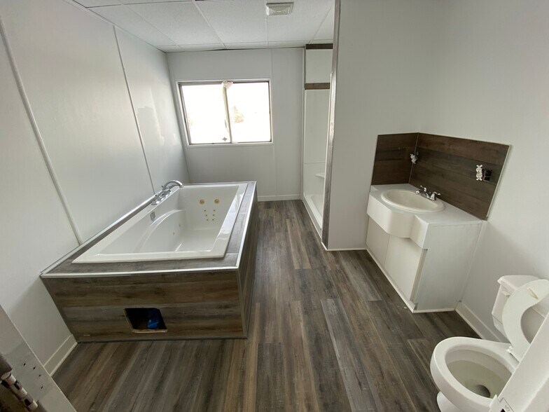 More Photos Of 1 Cleopatra Dr, Ottawa General Retail For Lease