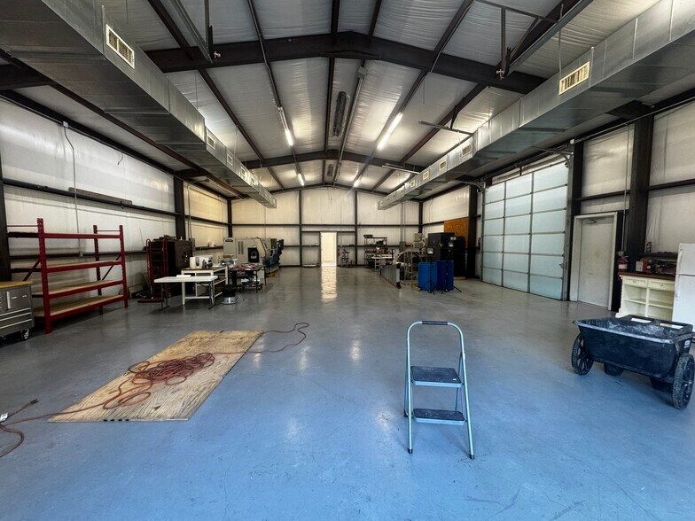More Photos Of 18875 FM 121, Gunter Manufacturing For Lease