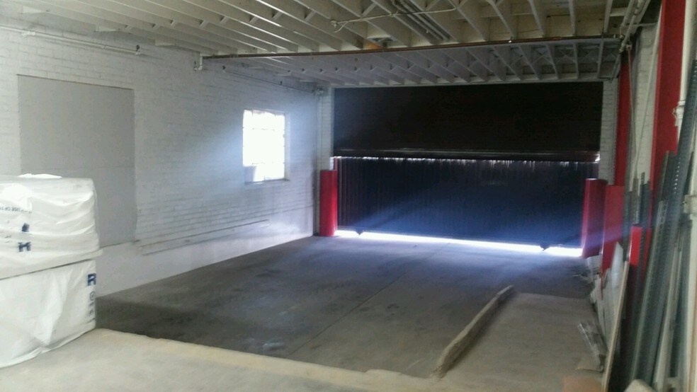 More Photos Of 2000-2010 W 62nd St, Los Angeles Warehouse For Sale