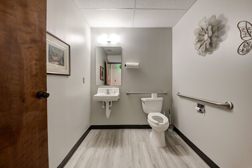 More Photos Of 1212 S Air Depot Blvd, Oklahoma City Office For Sale