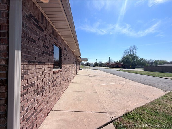 More Photos Of 1002 E Cherry St, Cushing Medical For Sale
