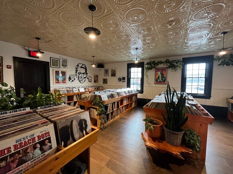 More Photos Of 28 Market St, Warren Theater Concert Hall For Lease