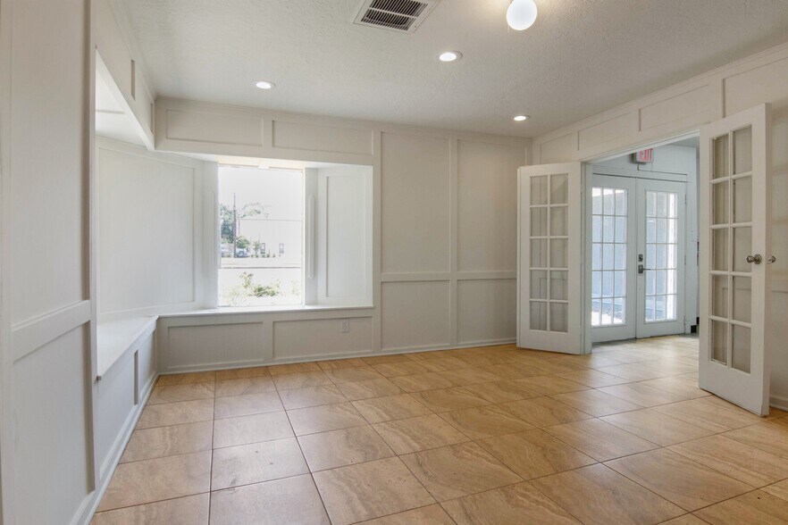 More Photos Of 825 Fairmont Pkwy, Pasadena Office For Sale