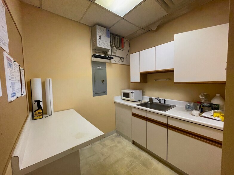 More Photos Of 404-406 W Ridge Pike, Conshohocken Storefront Retail Office For Lease