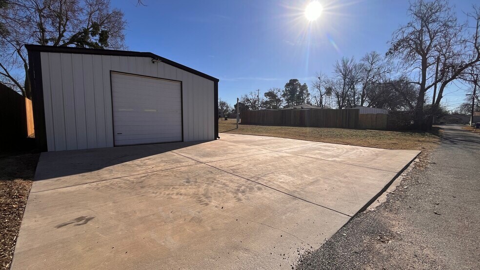 More Photos Of 302 N Main St, Collinsville Light Manufacturing For Lease