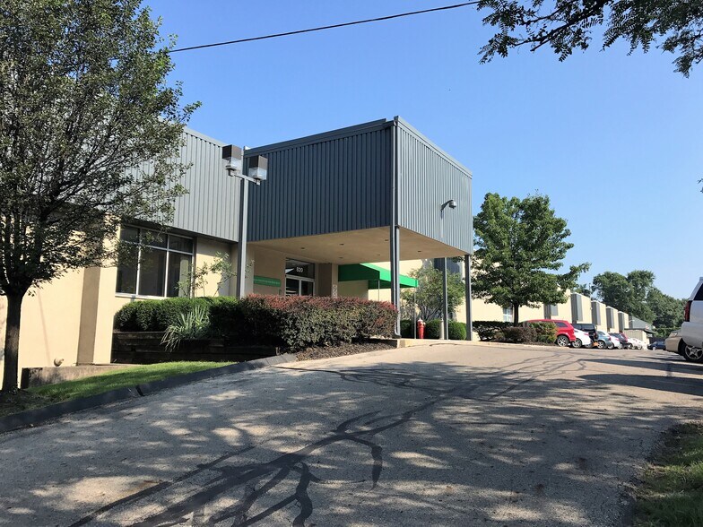 More Photos Of 800-820 Freeway Dr N, Columbus Office For Lease