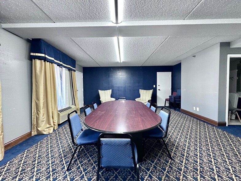 More Photos Of 2075 Highway 192 W, London Hotel For Sale