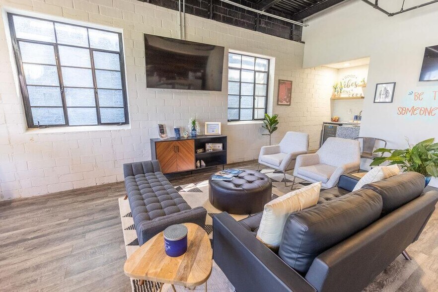 More Photos Of 411 W Commerce St, Dallas Apartments For Lease