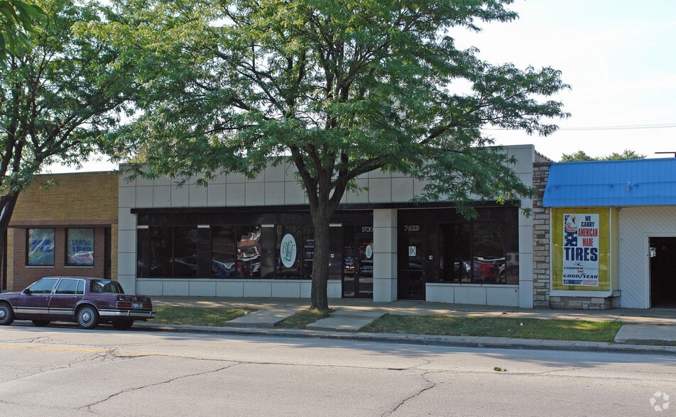 More Photos Of 7621-7623 W 63rd St, Summit Argo Storefront For Sale