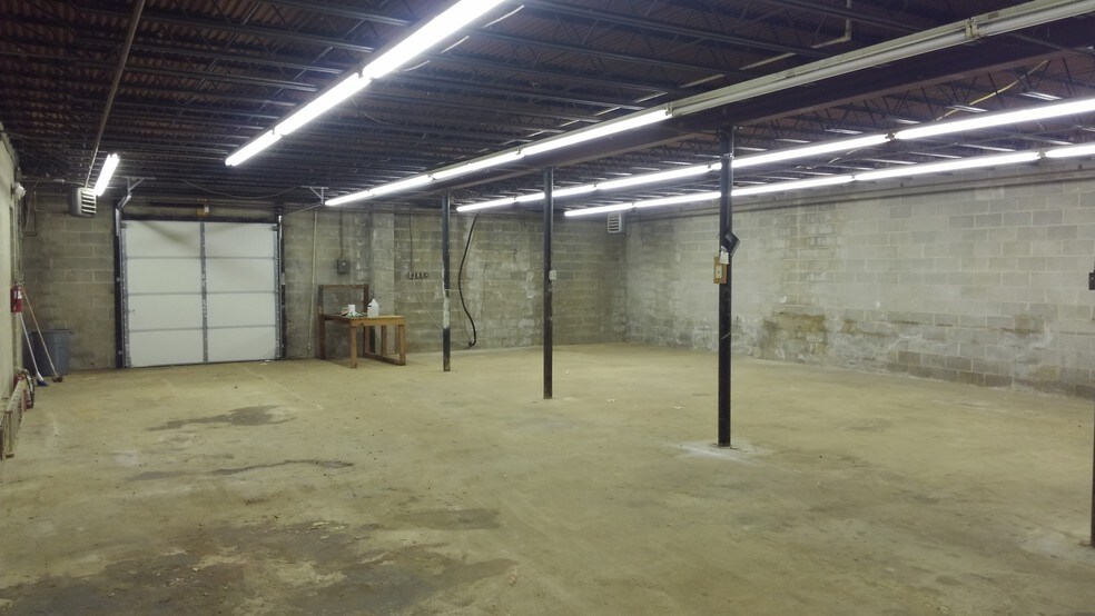 More Photos Of 910 Edgefield St, Greenwood Light Distribution For Sale