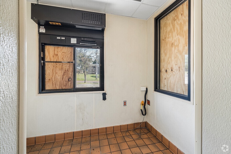 More Photos Of 2920 NE Adams St, Peoria Freestanding For Sale