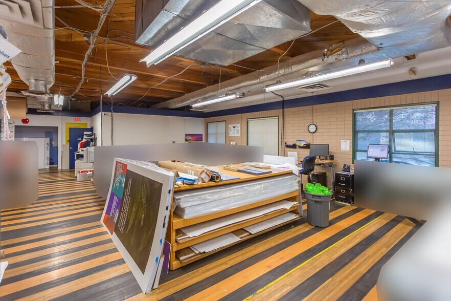 More Photos Of 99 W 6th Ave, Vancouver Showroom For Lease