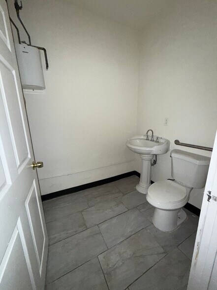 More Photos Of 1810 E Alondra Blvd, Compton Office For Sale