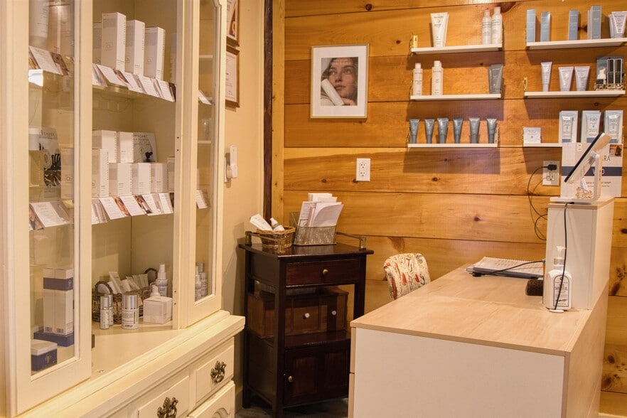 More Photos Of 24 Pleasant St, Conway Office For Sale