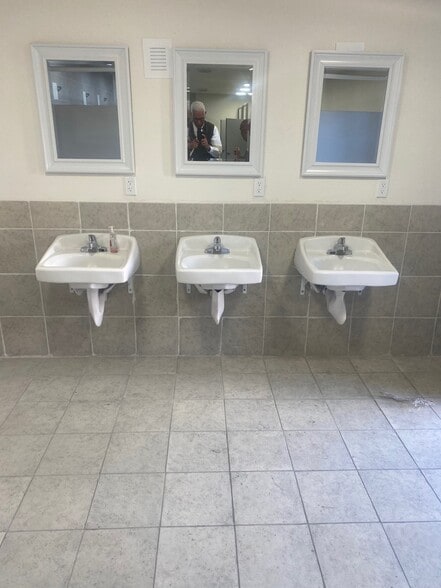 More Photos Of 8301 S Figueroa St, Los Angeles Hotel For Sale