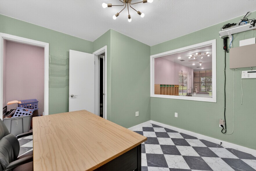 More Photos Of 109 Jasper Dr, Marshall Office For Sale