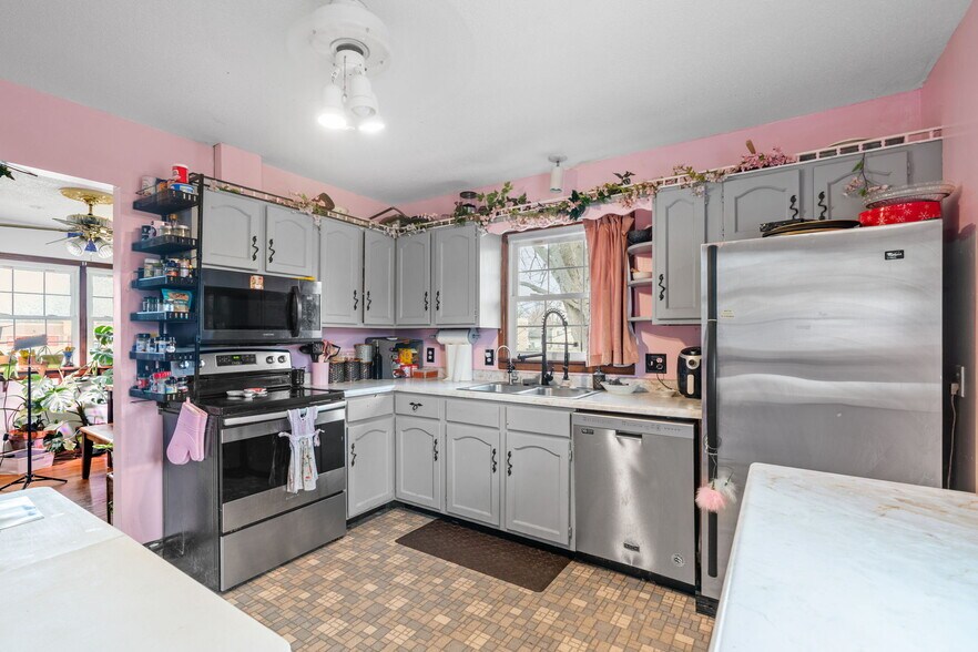 More Photos Of 38804 8th Ave, North Branch Office Residential For Sale