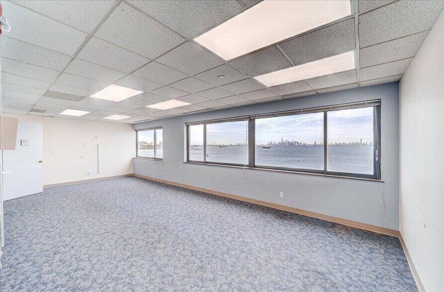 More Photos Of 1 Edgewater St, Staten Island Office For Lease