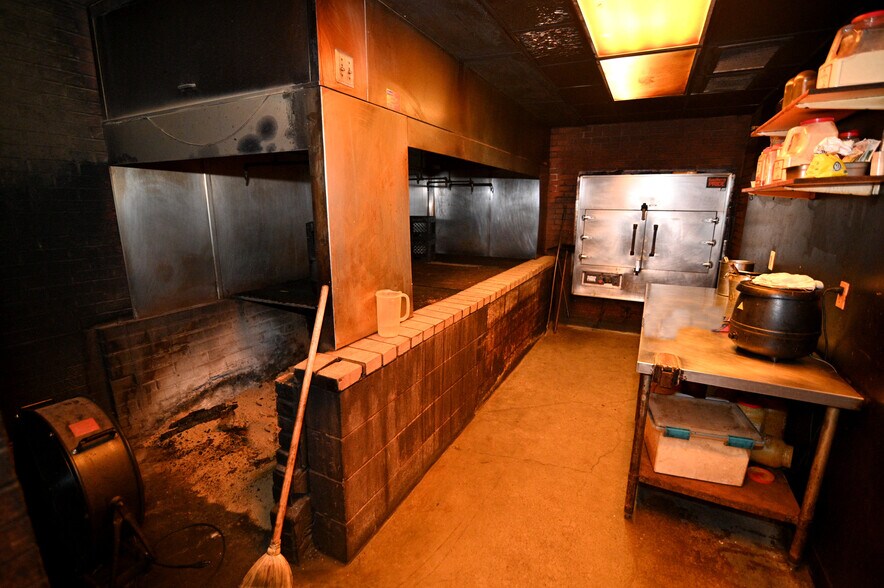 More Photos Of 7670 Hawthorne Rd, La Plata Bar For Sale