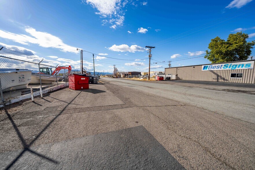 More Photos Of 3811 Crater Lake Hwy, Medford Warehouse For Sale