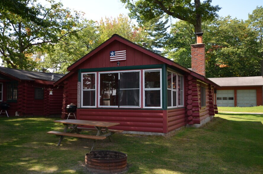 More Photos Of 127 Oneida Dr, Houghton Lake Hotel For Sale