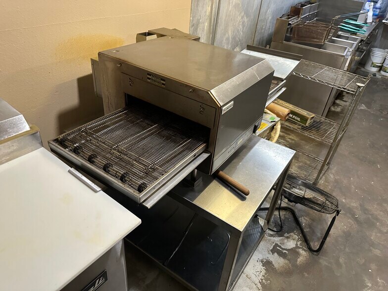 More Photos Of 806 E Gravis St, San Diego Freestanding For Sale