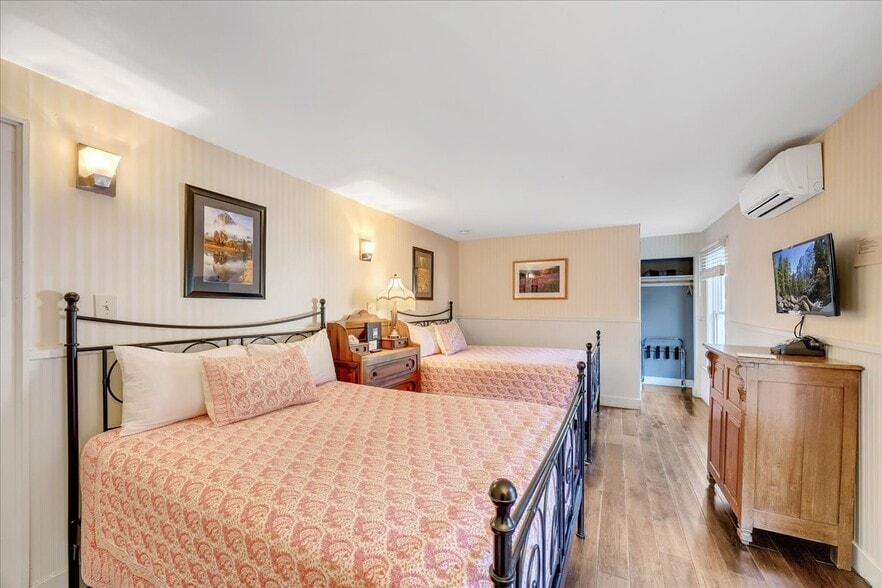 More Photos Of 18736 Main St, Groveland Hotel For Sale