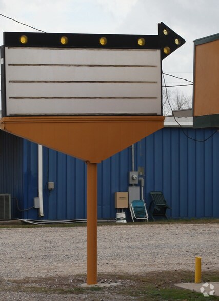 More Photos Of 35 W 10th St, Donaldsonville Bar For Sale