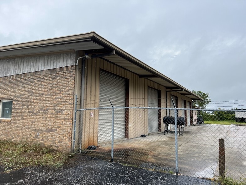 More Photos Of 685 NW Waldo St, Lake City Auto Repair For Lease