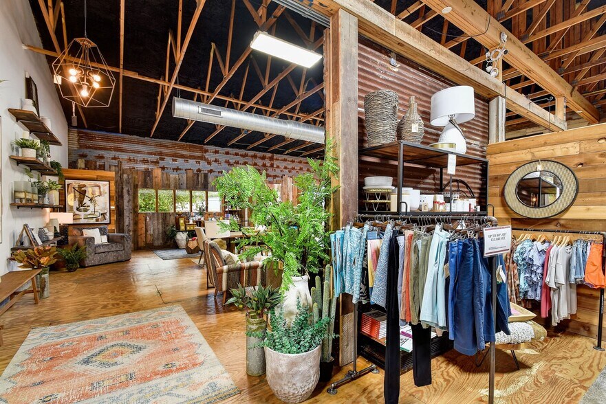 More Photos Of 330 W Mercer St, Dripping Springs Freestanding For Lease