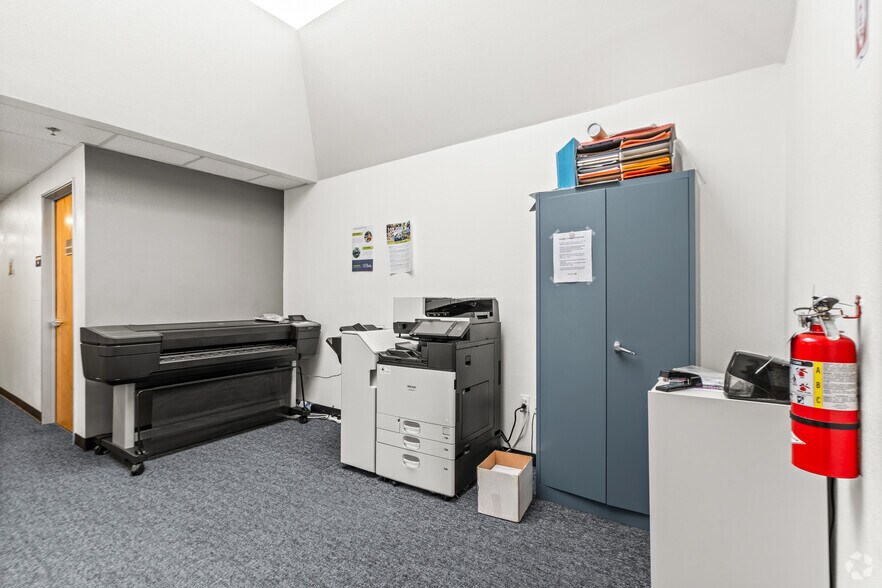 More Photos Of 1560 Berger Dr, San Jose Light Distribution For Lease