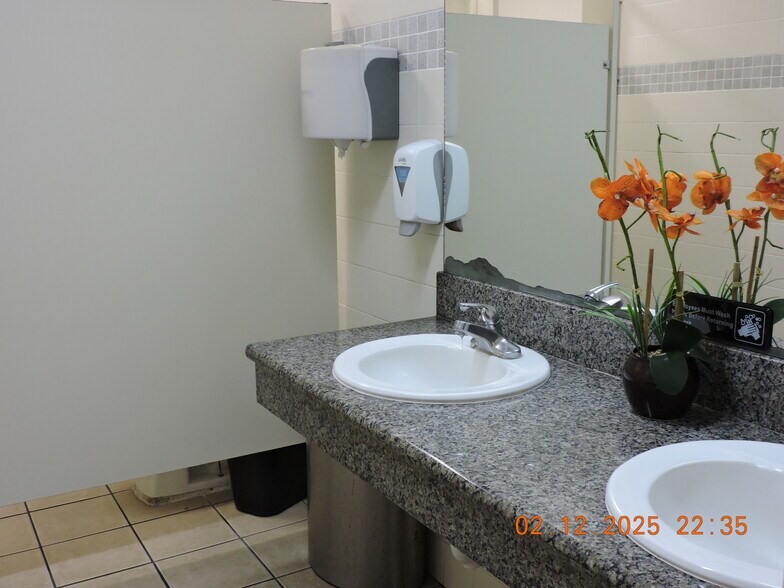 More Photos Of 5560 Gulfton Dr, Houston General Retail For Sale