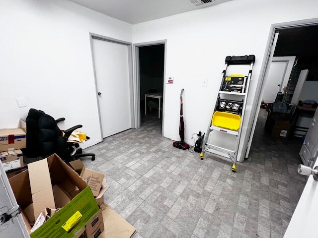 More Photos Of 620 S Clarence St, Los Angeles Manufacturing For Lease