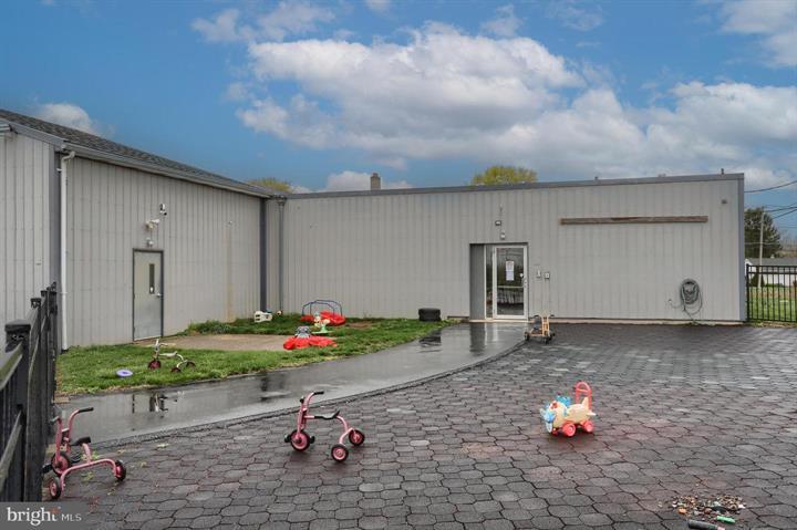 More Photos Of 1963 Oberlin Rd, Harrisburg Warehouse For Sale