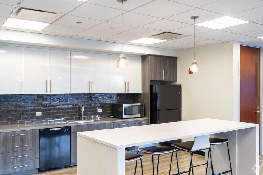 More Photos Of 321 N Clark St, Chicago Office For Lease