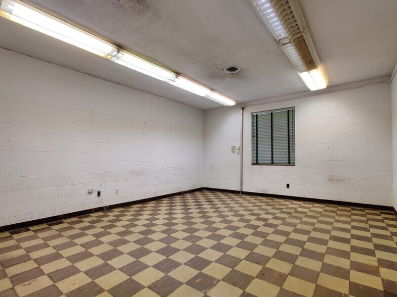 More Photos Of 211 W Walnut Ave, McKenzie General Retail For Lease