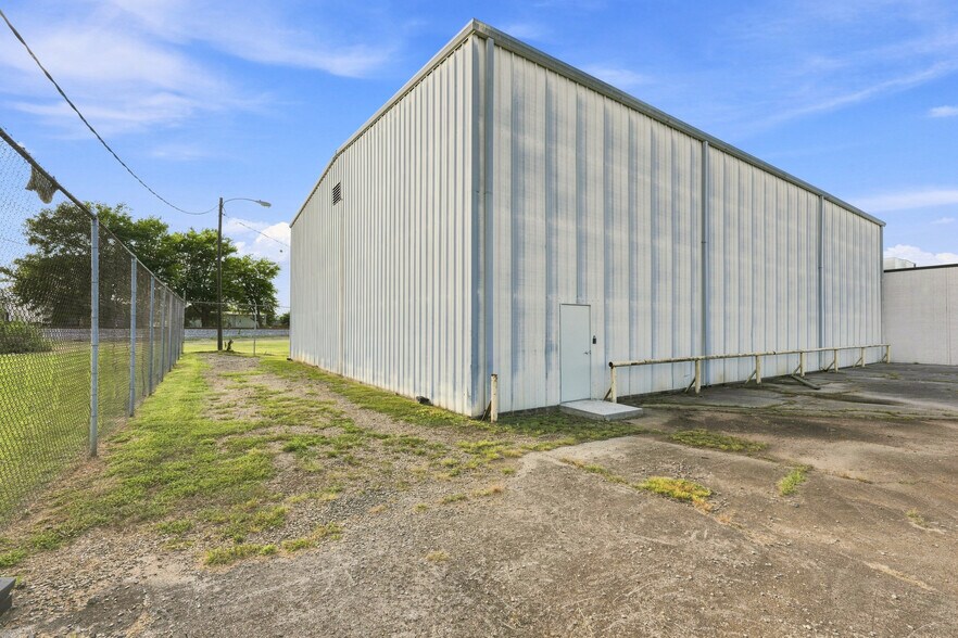 More Photos Of 106 Avalon Ave, Muscle Shoals Warehouse For Lease