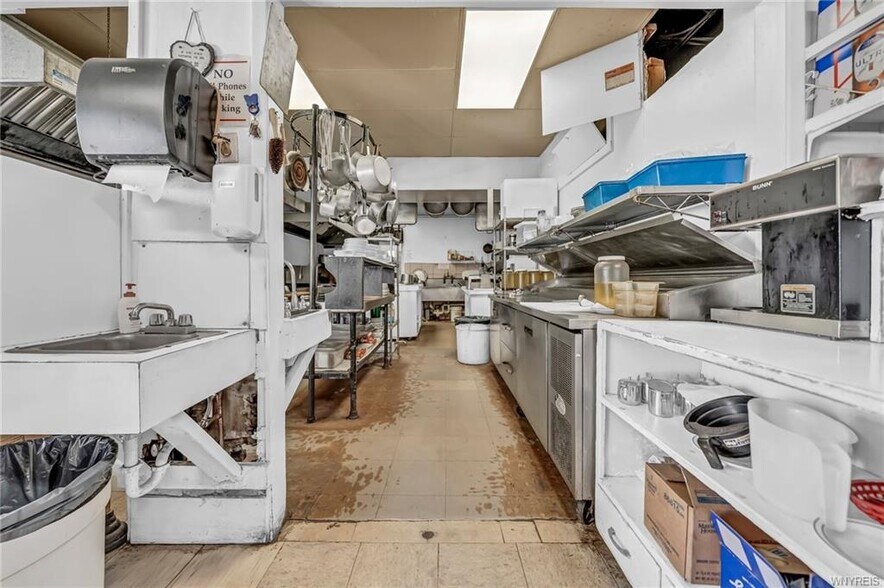 More Photos Of 3019 Pine Ave, Niagara Falls Restaurant For Sale