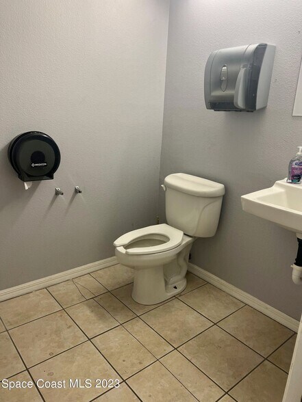 More Photos Of 3111 Skyway Cir, Melbourne Warehouse For Lease