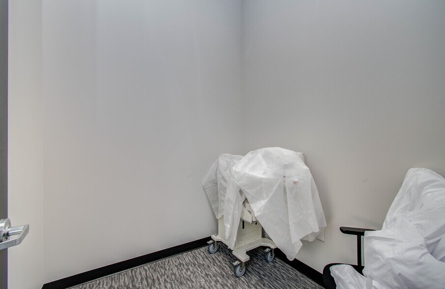 More Photos Of 9330 Kirby Dr, Houston Research And Development For Lease