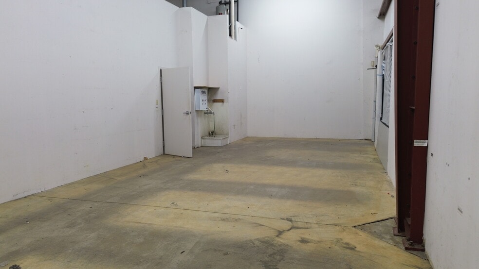 More Photos Of 44180 Airport View Dr, Hollywood Warehouse For Lease